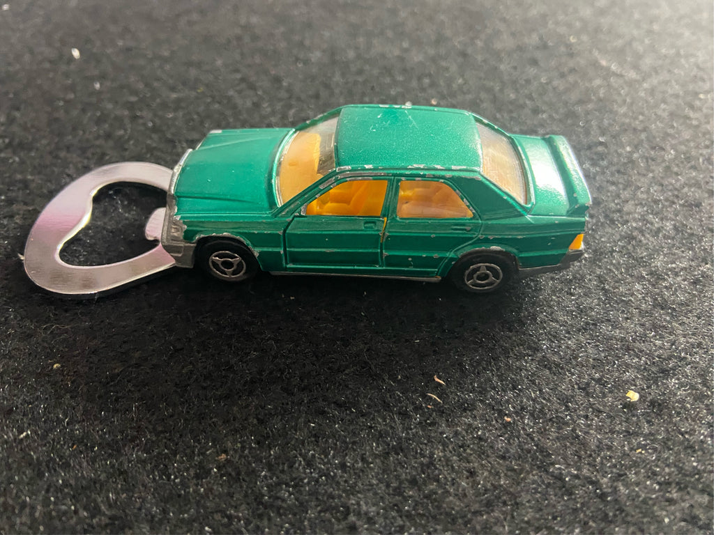 Mercedes 190E Upcycling Flaschenöffner aus bespielten Spielzeugauto