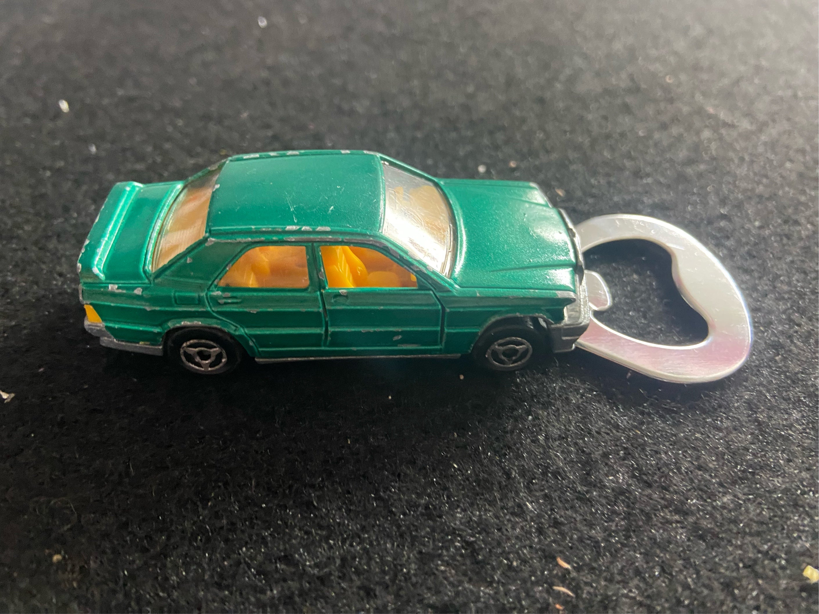 Mercedes 190E Upcycling Flaschenöffner aus bespielten Spielzeugauto
