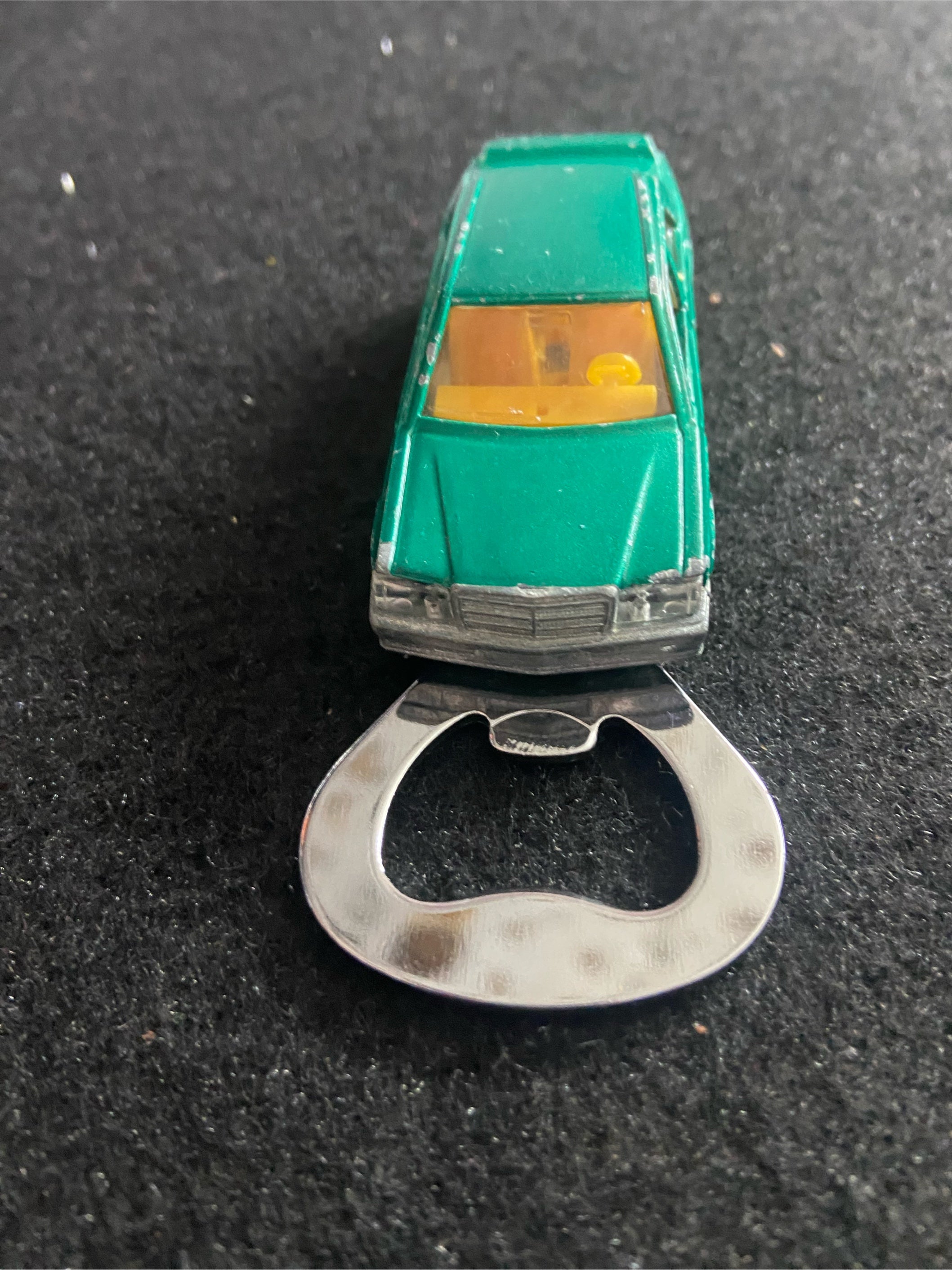 Mercedes 190E Upcycling Flaschenöffner aus bespielten Spielzeugauto