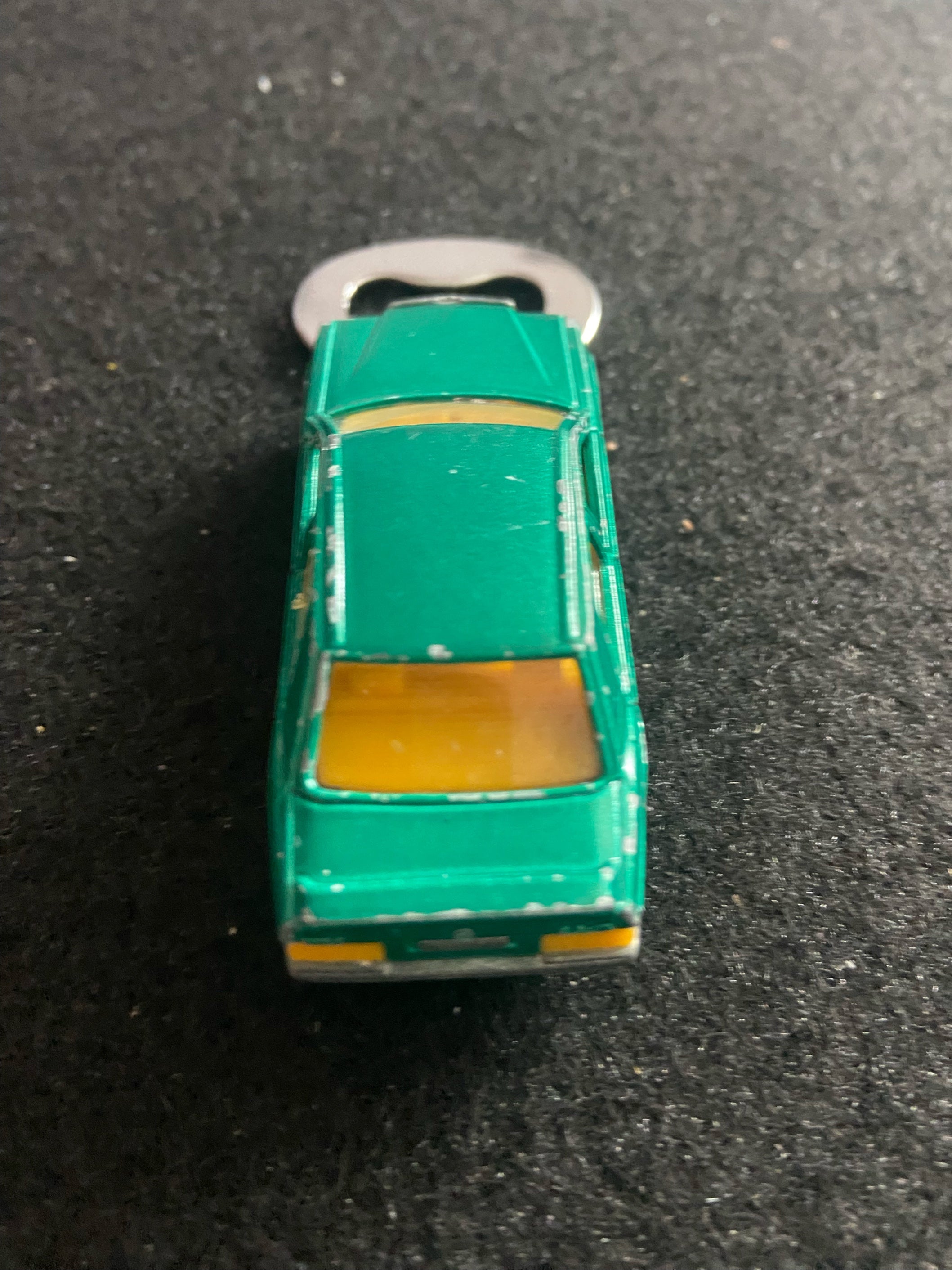 Mercedes 190E Upcycling Flaschenöffner aus bespielten Spielzeugauto