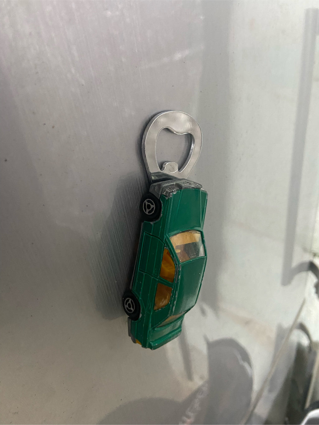 Mercedes 190E Upcycling Flaschenöffner aus bespielten Spielzeugauto