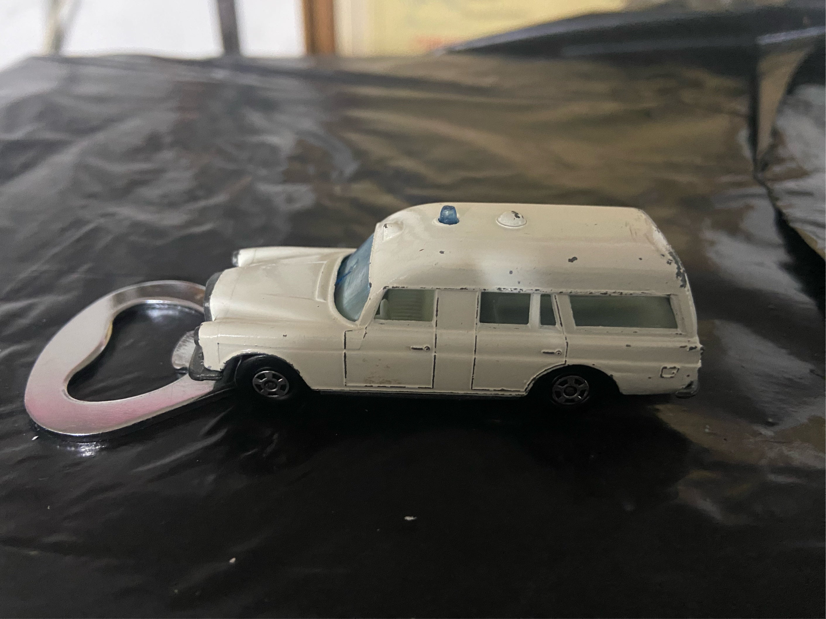 Mercedes Krankenwagen Flaschenöffner mit Magnet