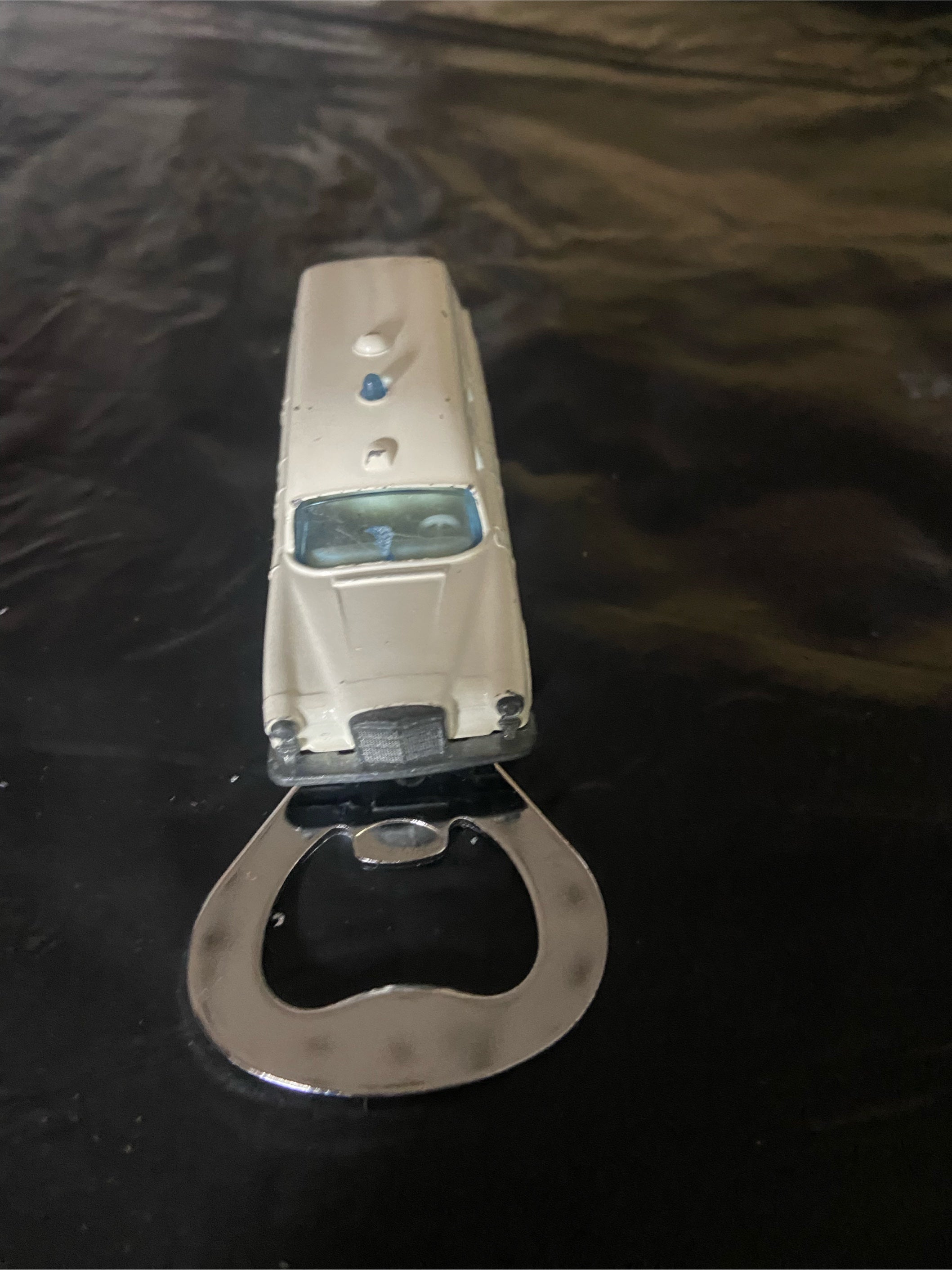Mercedes Krankenwagen Flaschenöffner mit Magnet