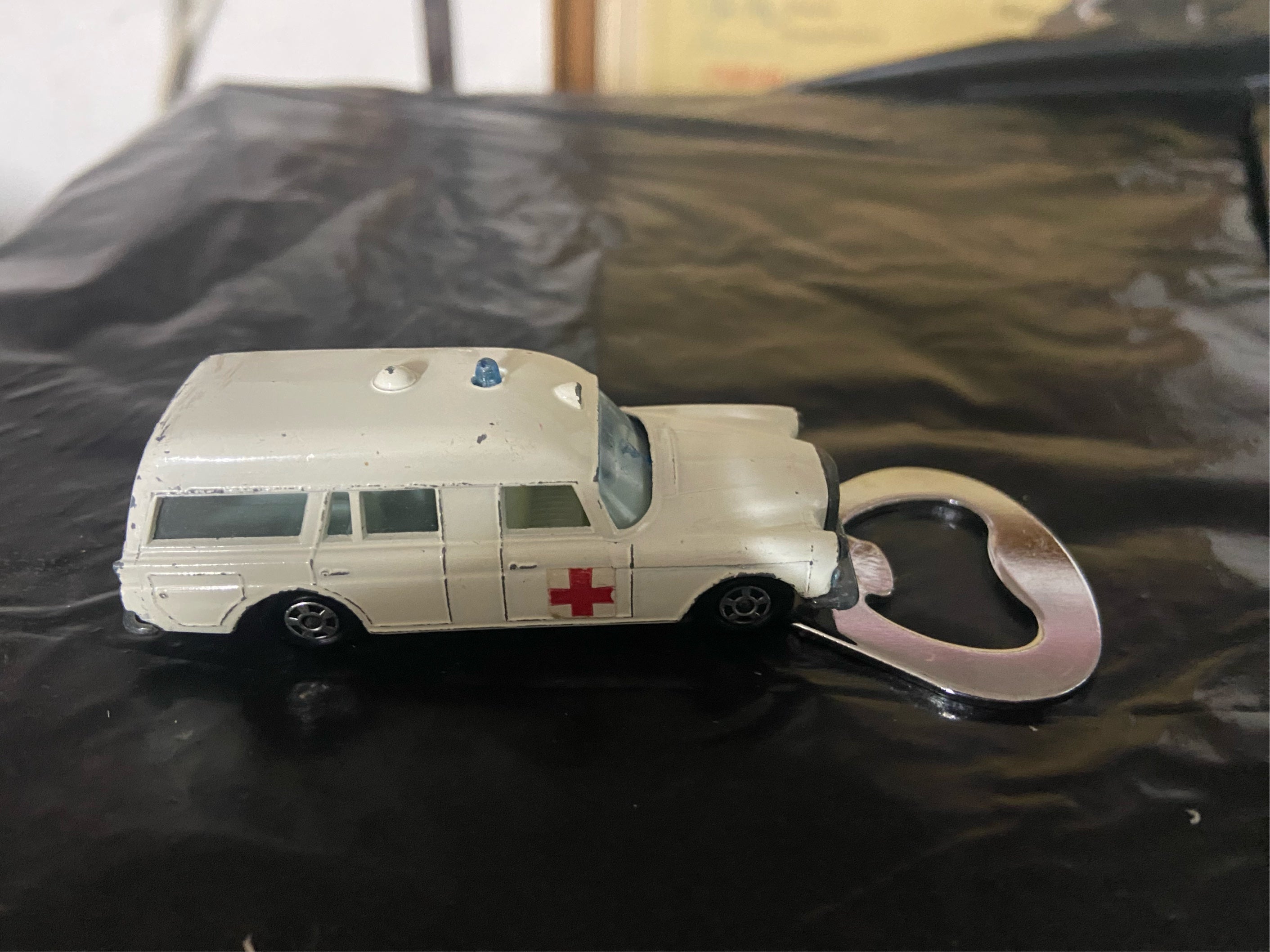 Mercedes Krankenwagen Flaschenöffner mit Magnet