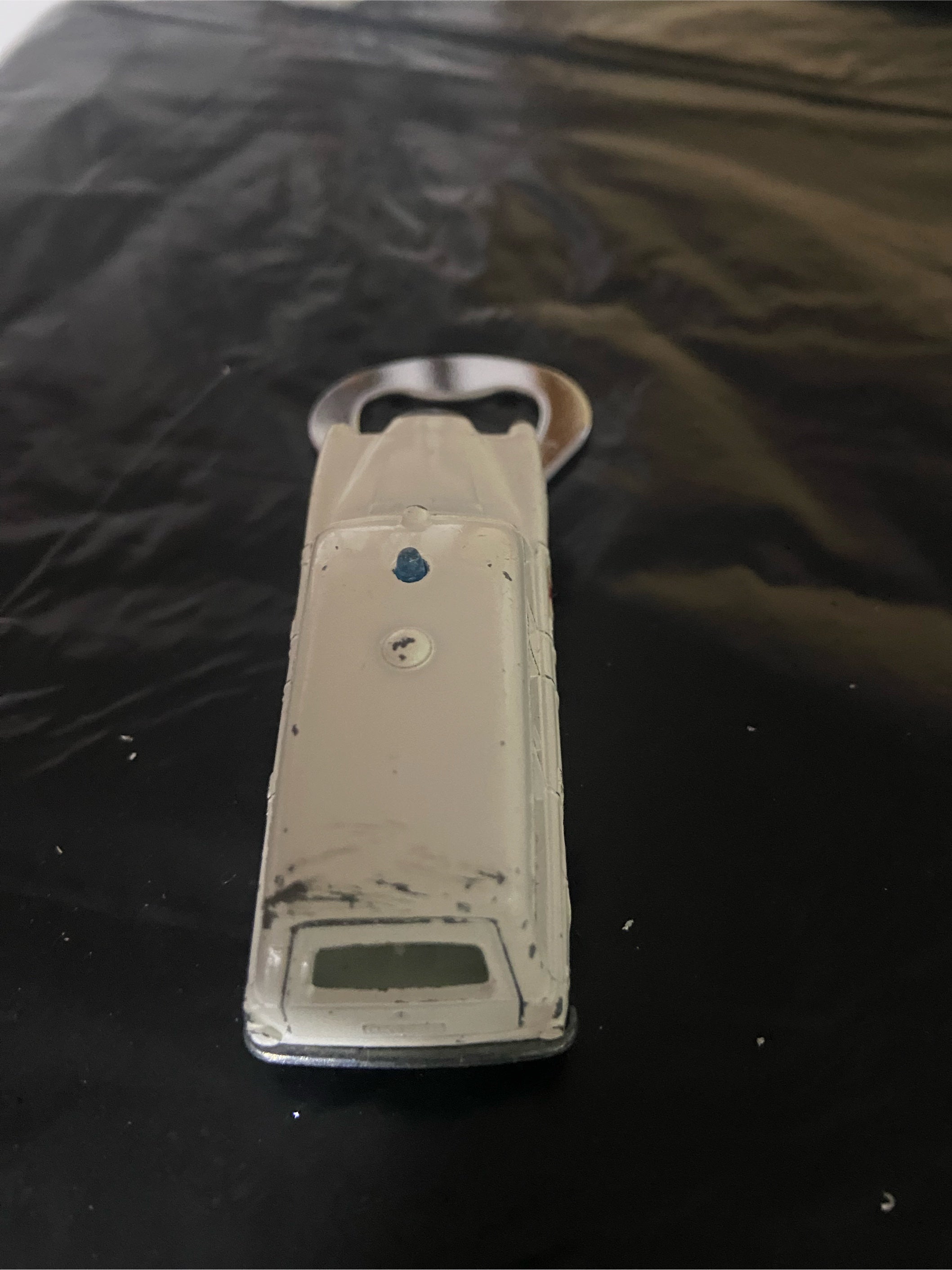 Mercedes Krankenwagen Flaschenöffner mit Magnet