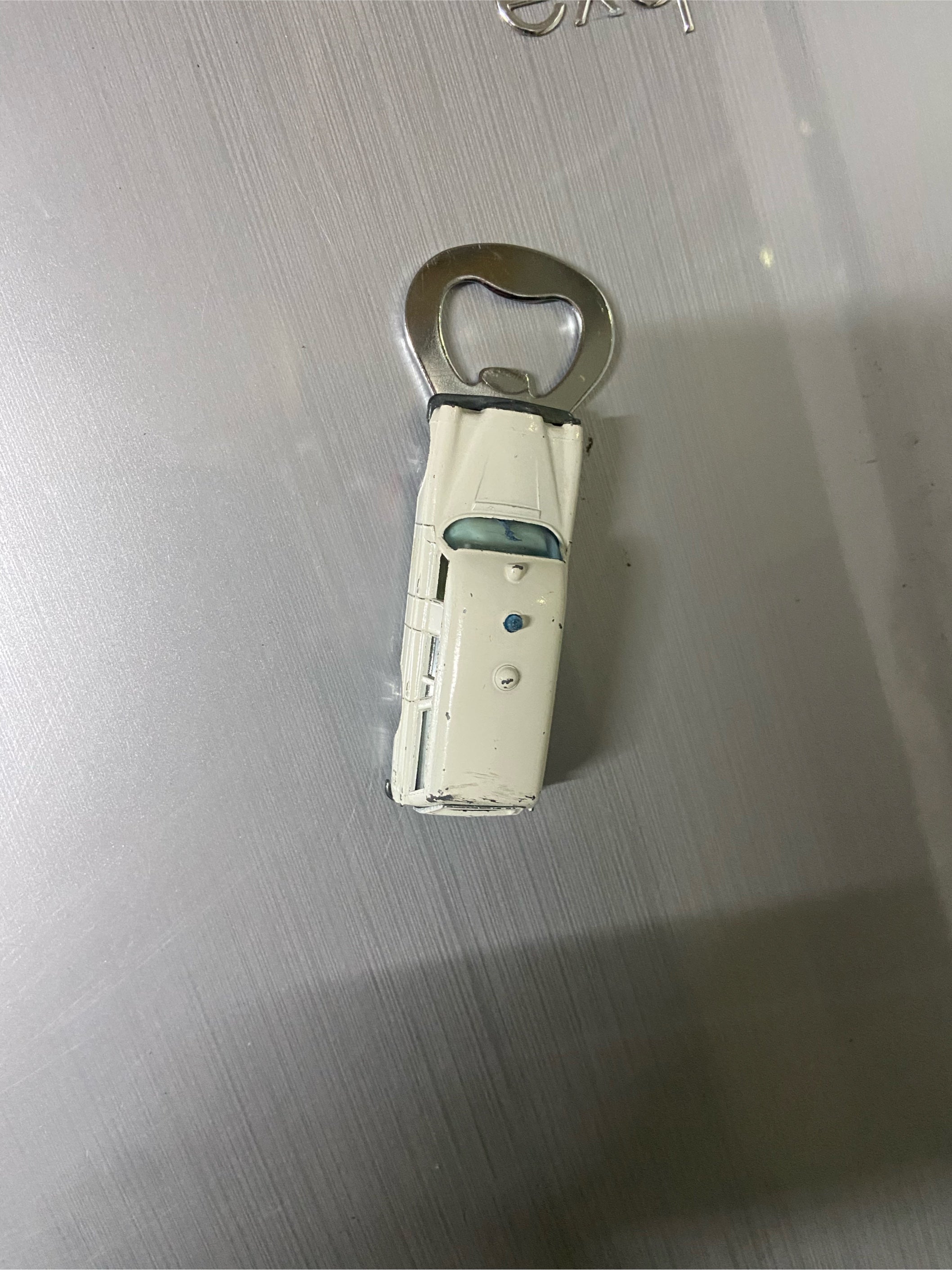 Mercedes Krankenwagen Flaschenöffner mit Magnet