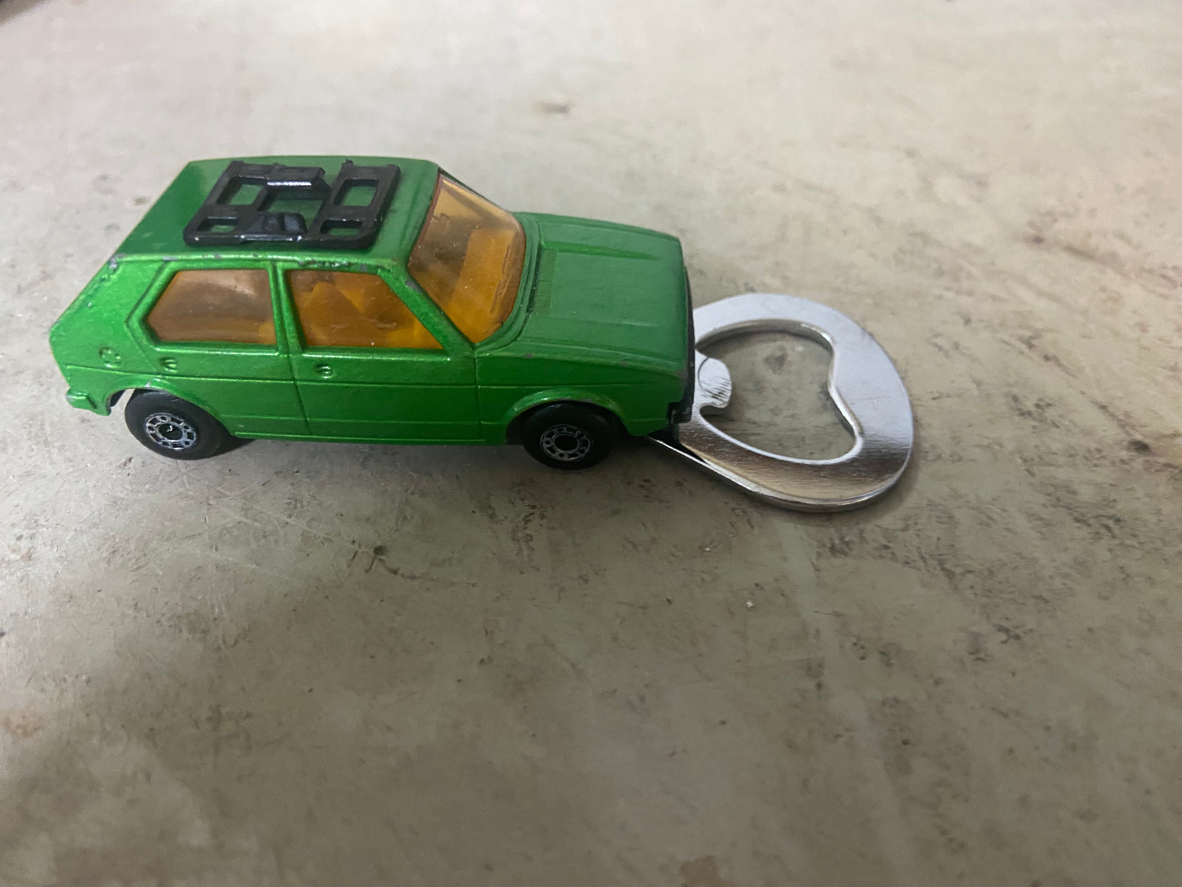 Flaschenöffner aus bespielten Spielzeugauto...Golf 1