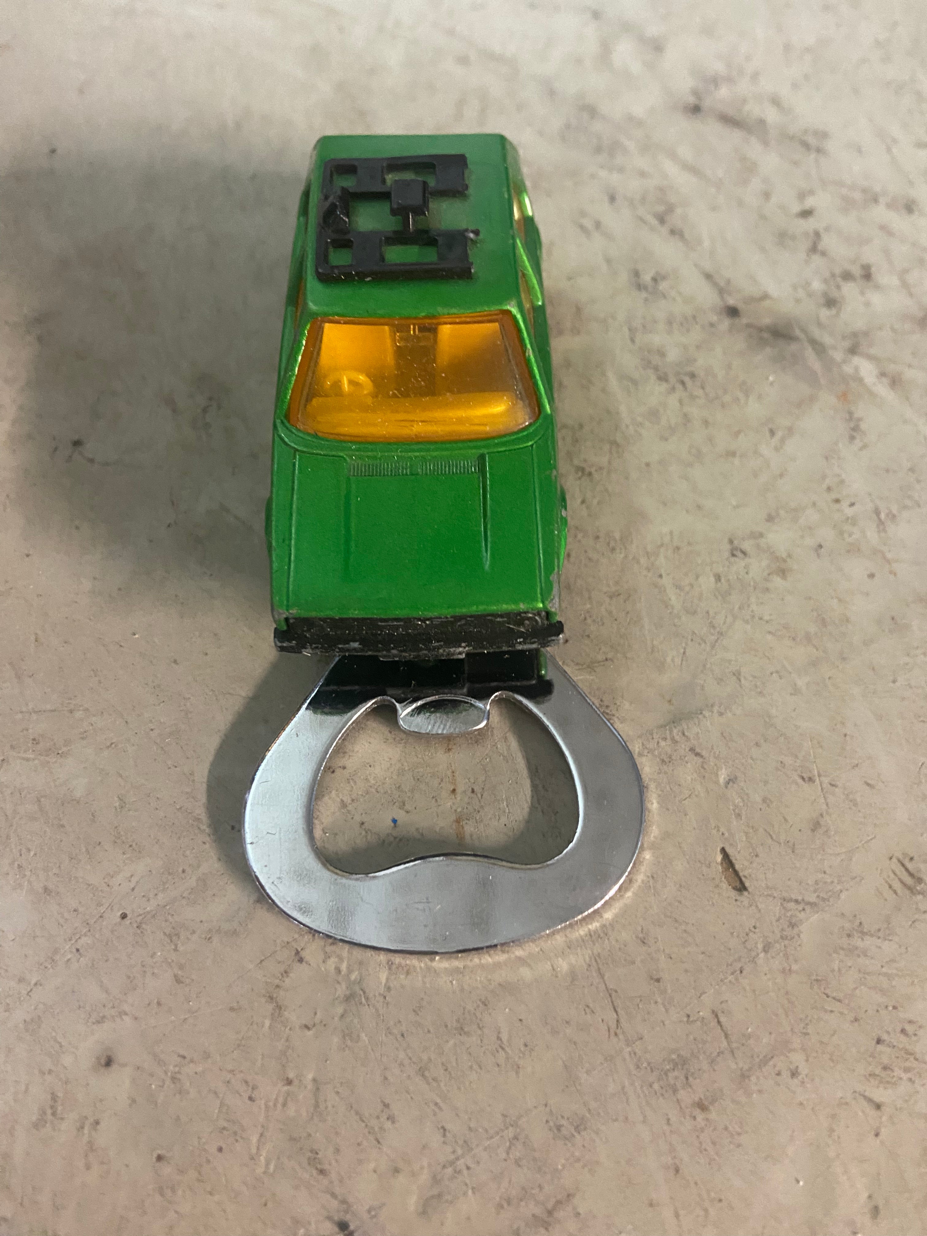 Flaschenöffner aus bespielten Spielzeugauto...Golf 1