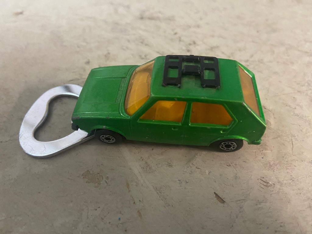Flaschenöffner aus bespielten Spielzeugauto...Golf 1