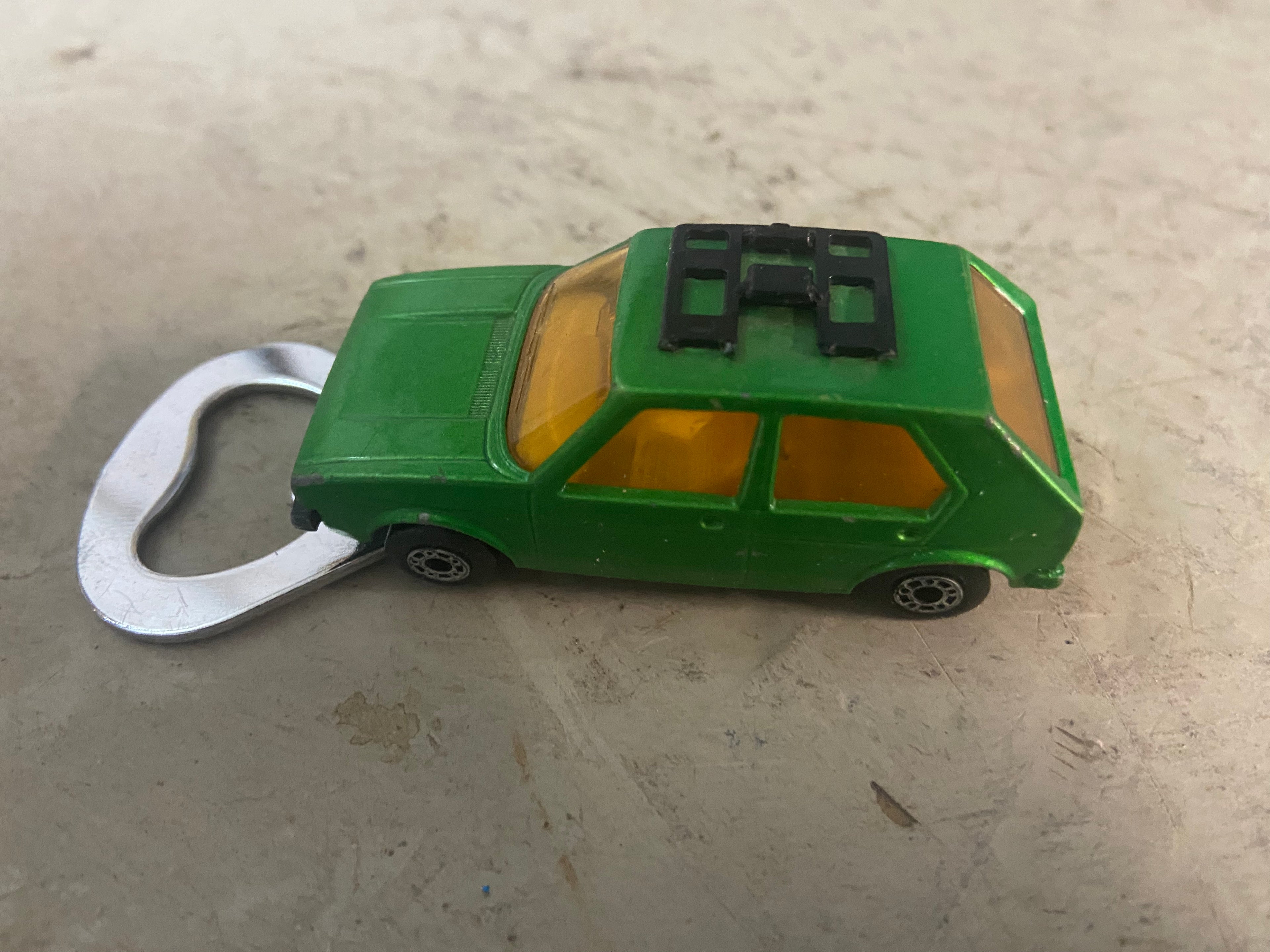 Flaschenöffner aus bespielten Spielzeugauto...Golf 1