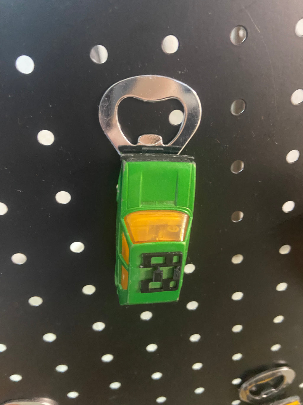 Flaschenöffner aus bespielten Spielzeugauto...Golf 1