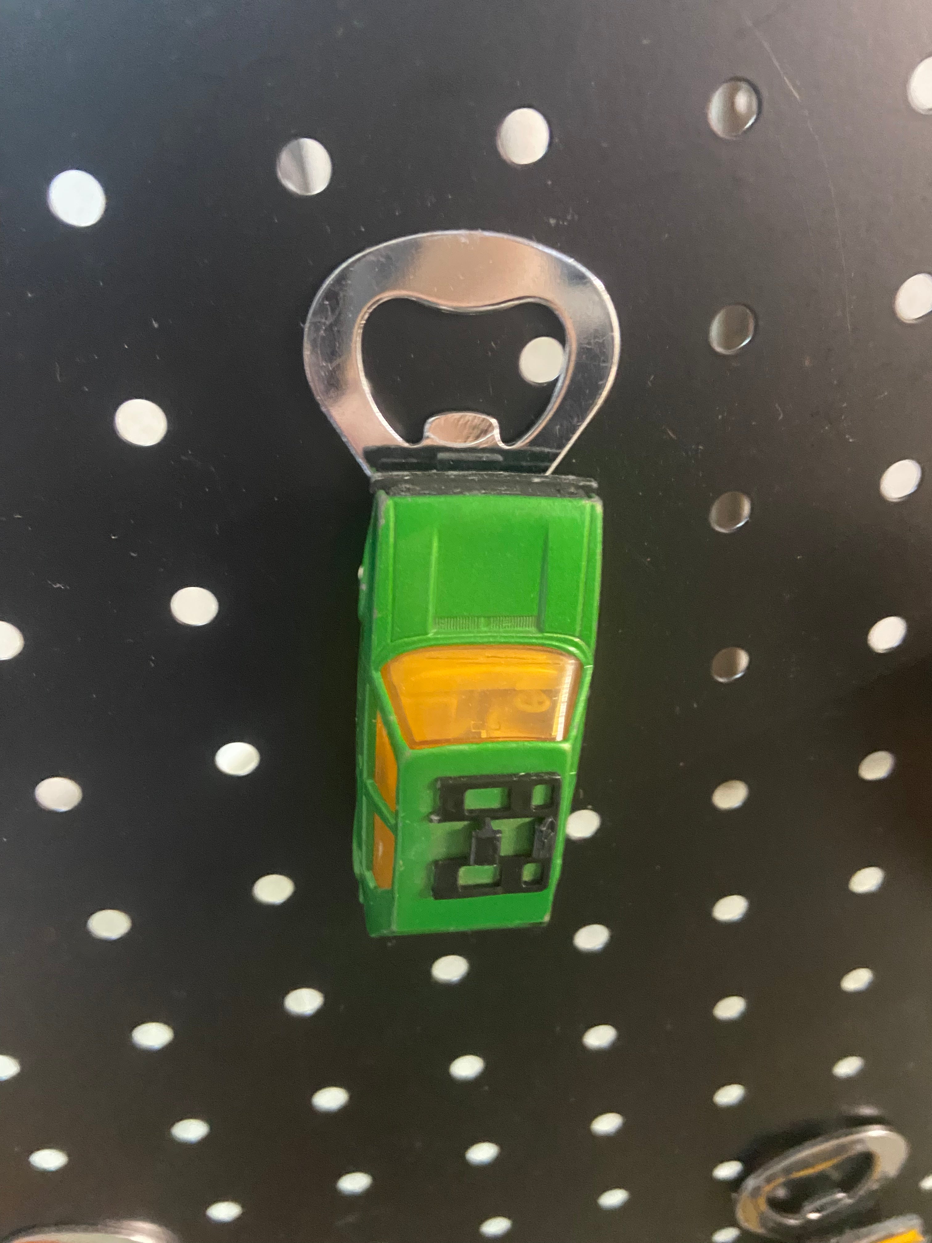 Flaschenöffner aus bespielten Spielzeugauto...Golf 1