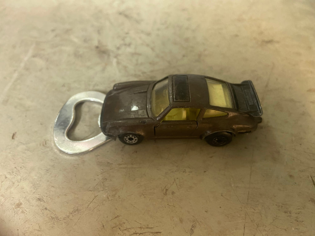 Flaschenöffner aus bespielten Spielzeugauto...Porsche 911 Turbo