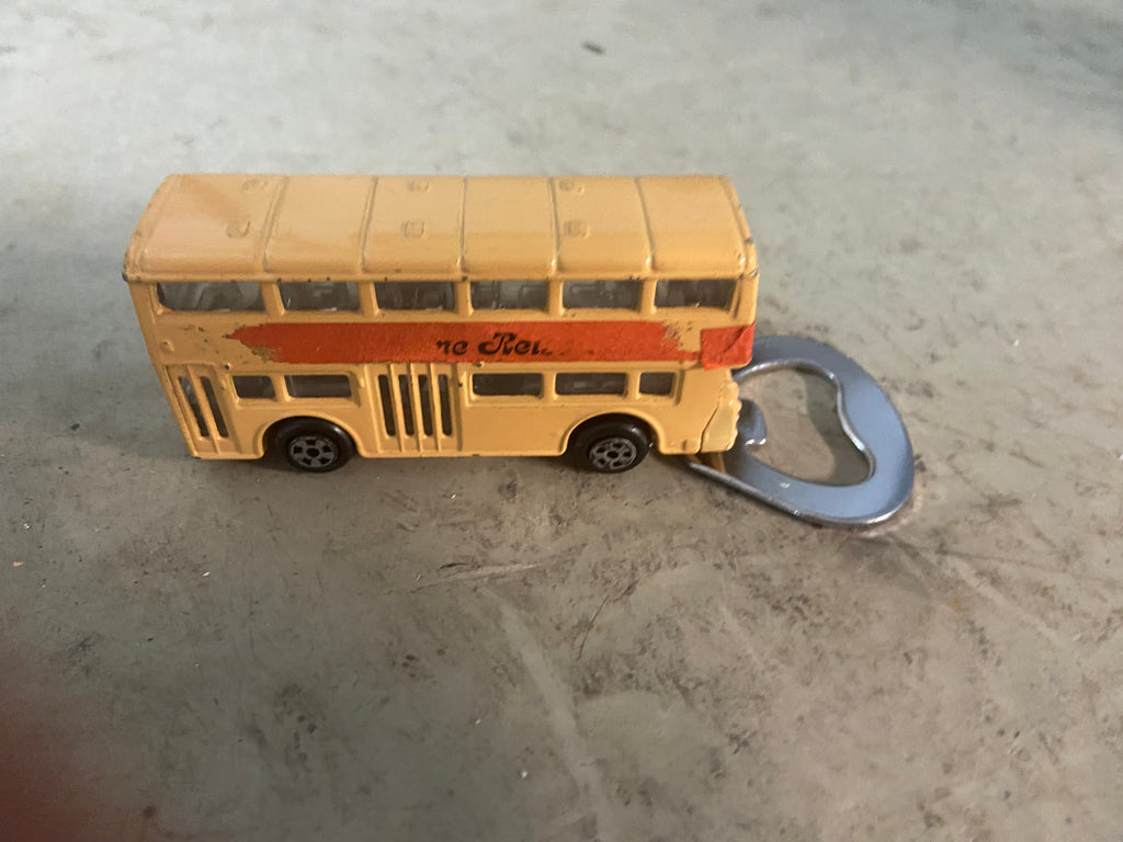 Flaschenöffner aus bespielten Spielzeugauto...Berlin Bus