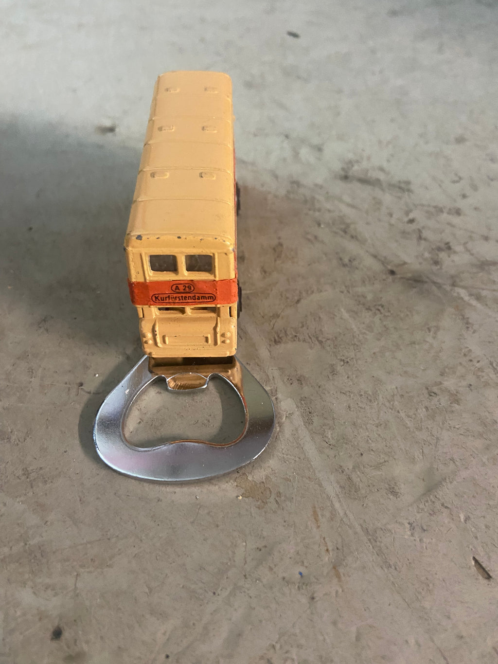 Flaschenöffner aus bespielten Spielzeugauto...Berlin Bus