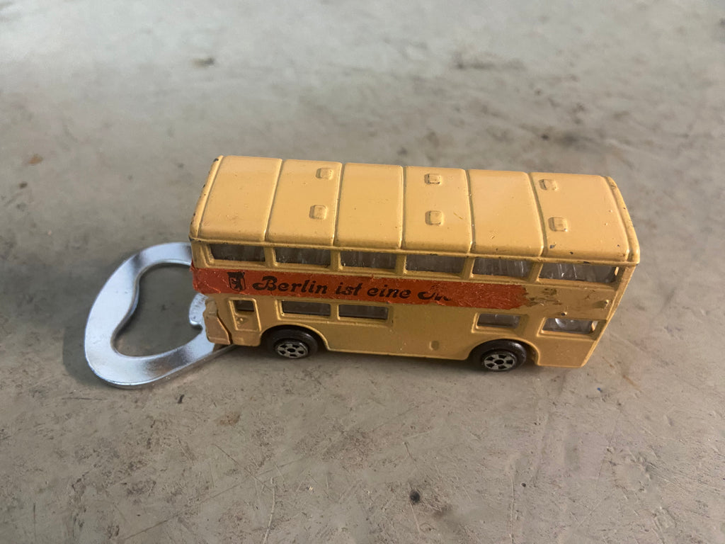 Flaschenöffner aus bespielten Spielzeugauto...Berlin Bus