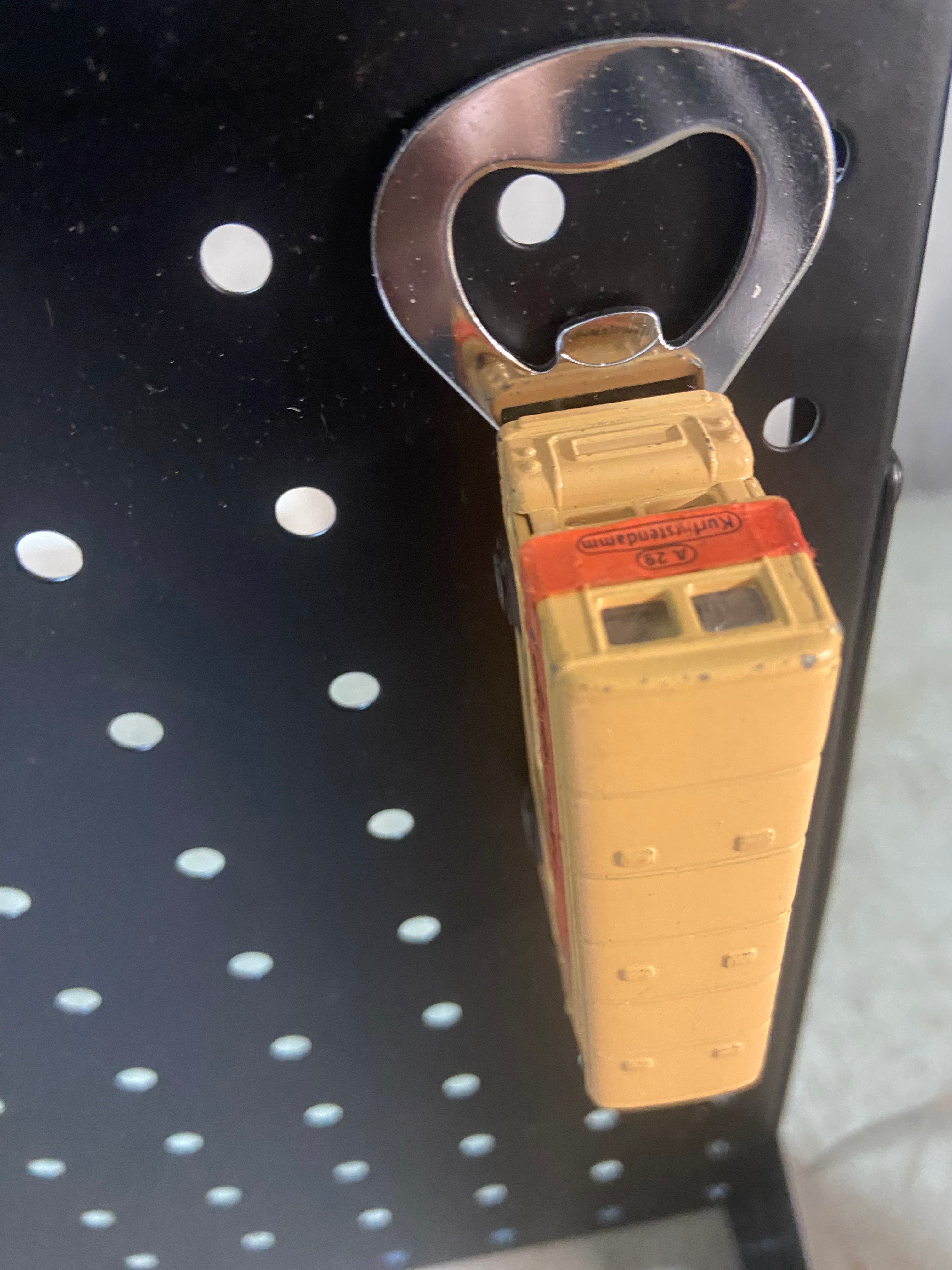 Flaschenöffner aus bespielten Spielzeugauto...Berlin Bus