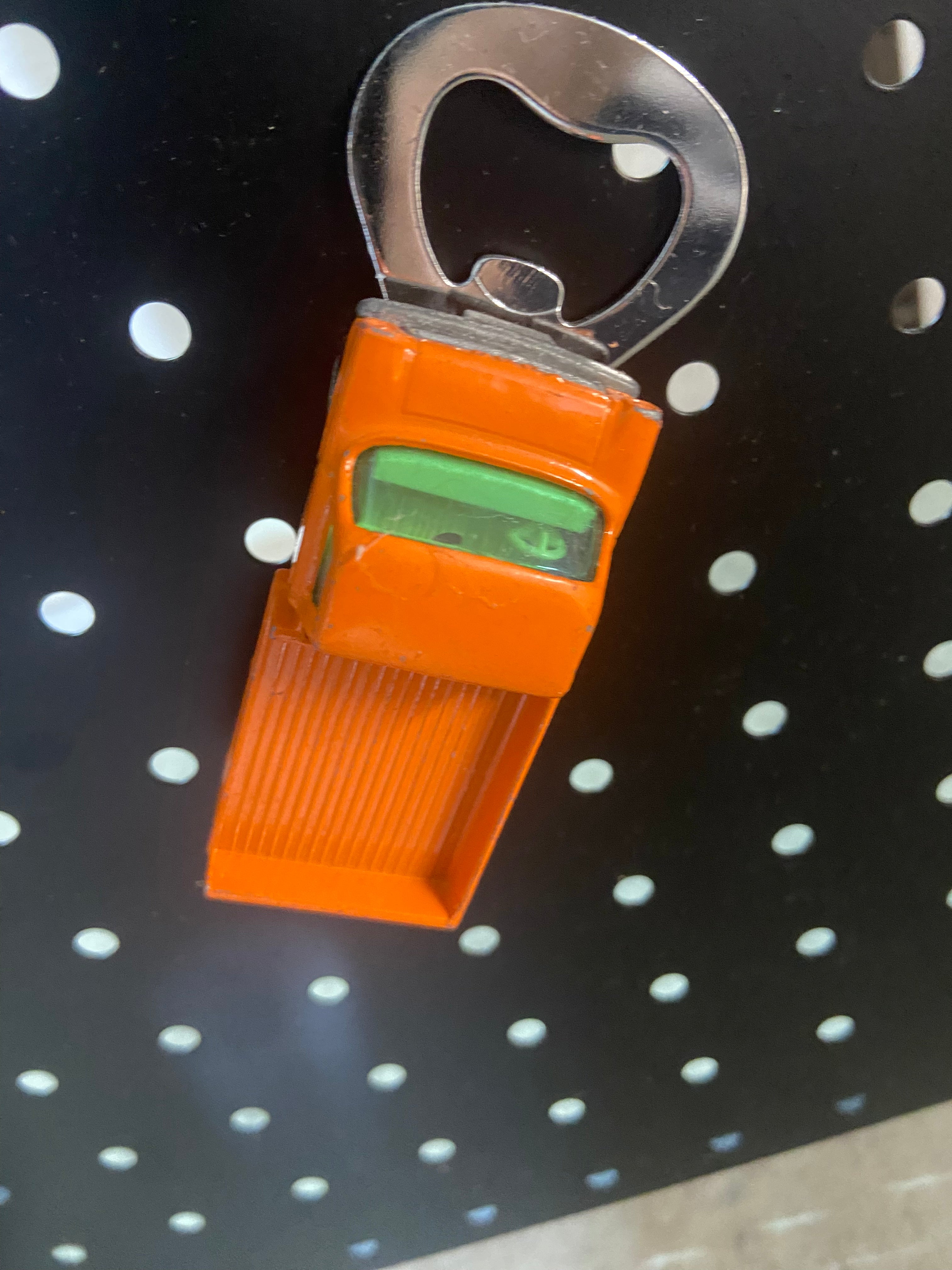 Flaschenöffner aus bespielten Spielzeugauto...Ford Transit Pritsche