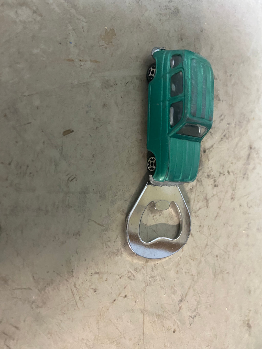 Flaschenöffner aus bespielten Spielzeugauto...Renault R4