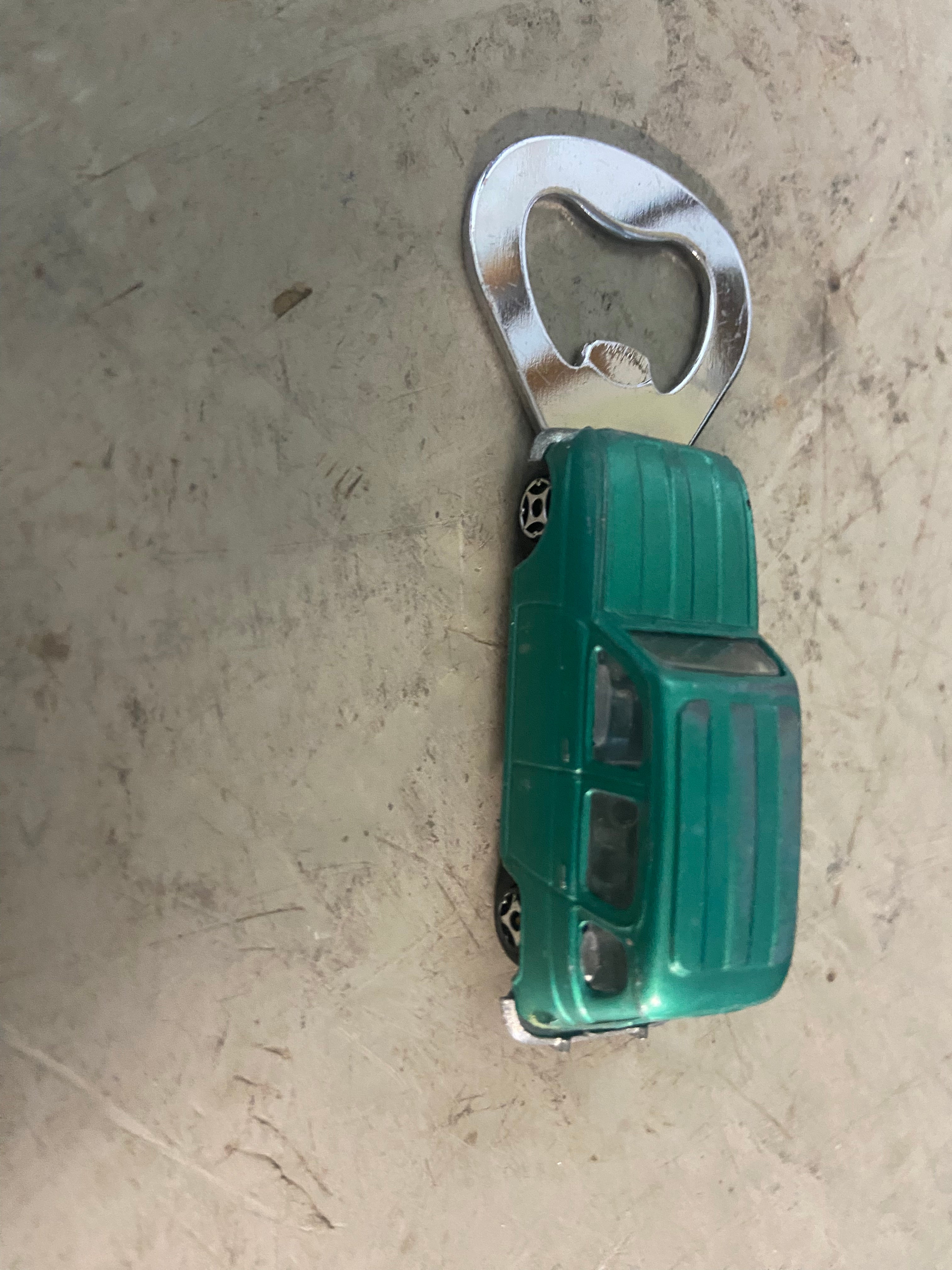 Flaschenöffner aus bespielten Spielzeugauto...Renault R4