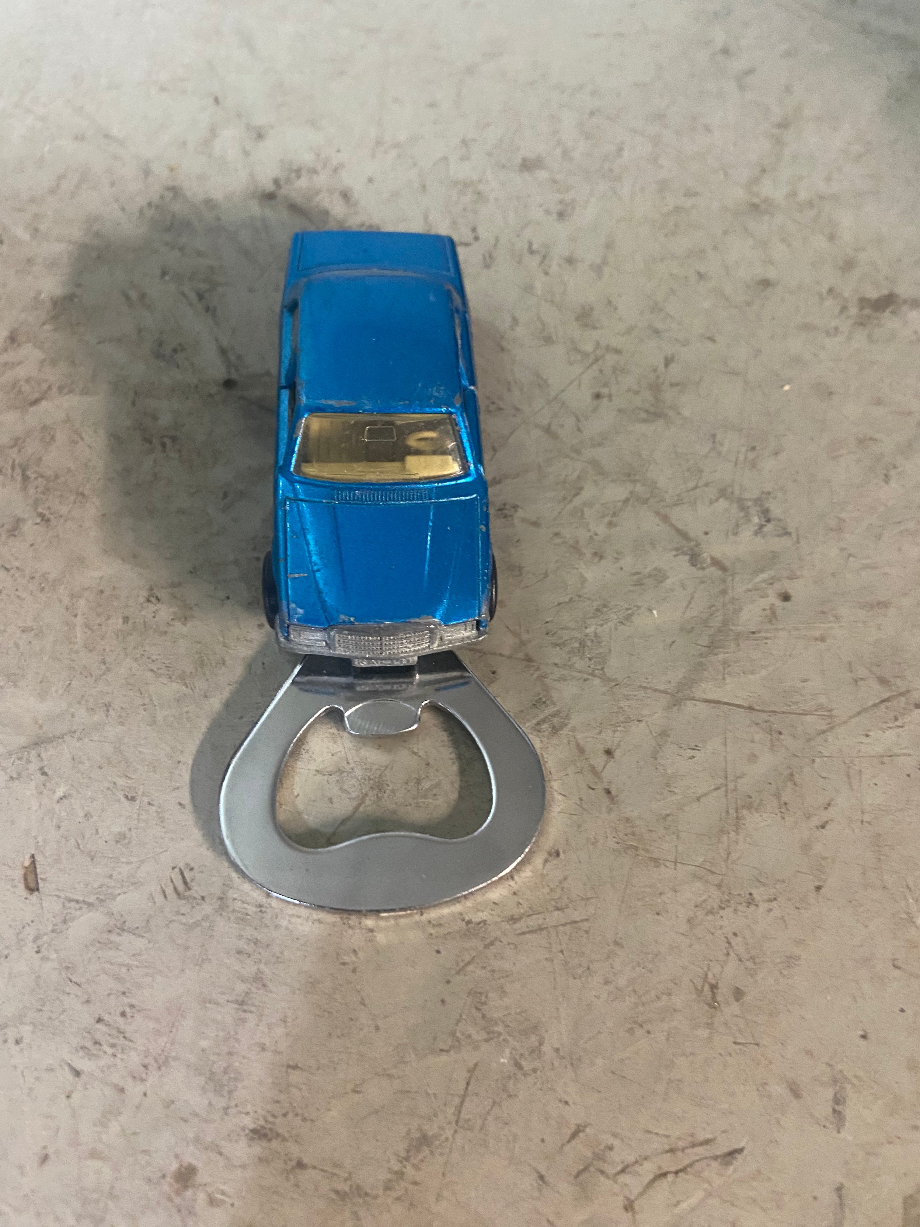 Flaschenöffner aus bespielten Spielzeugauto...Mercedes 450