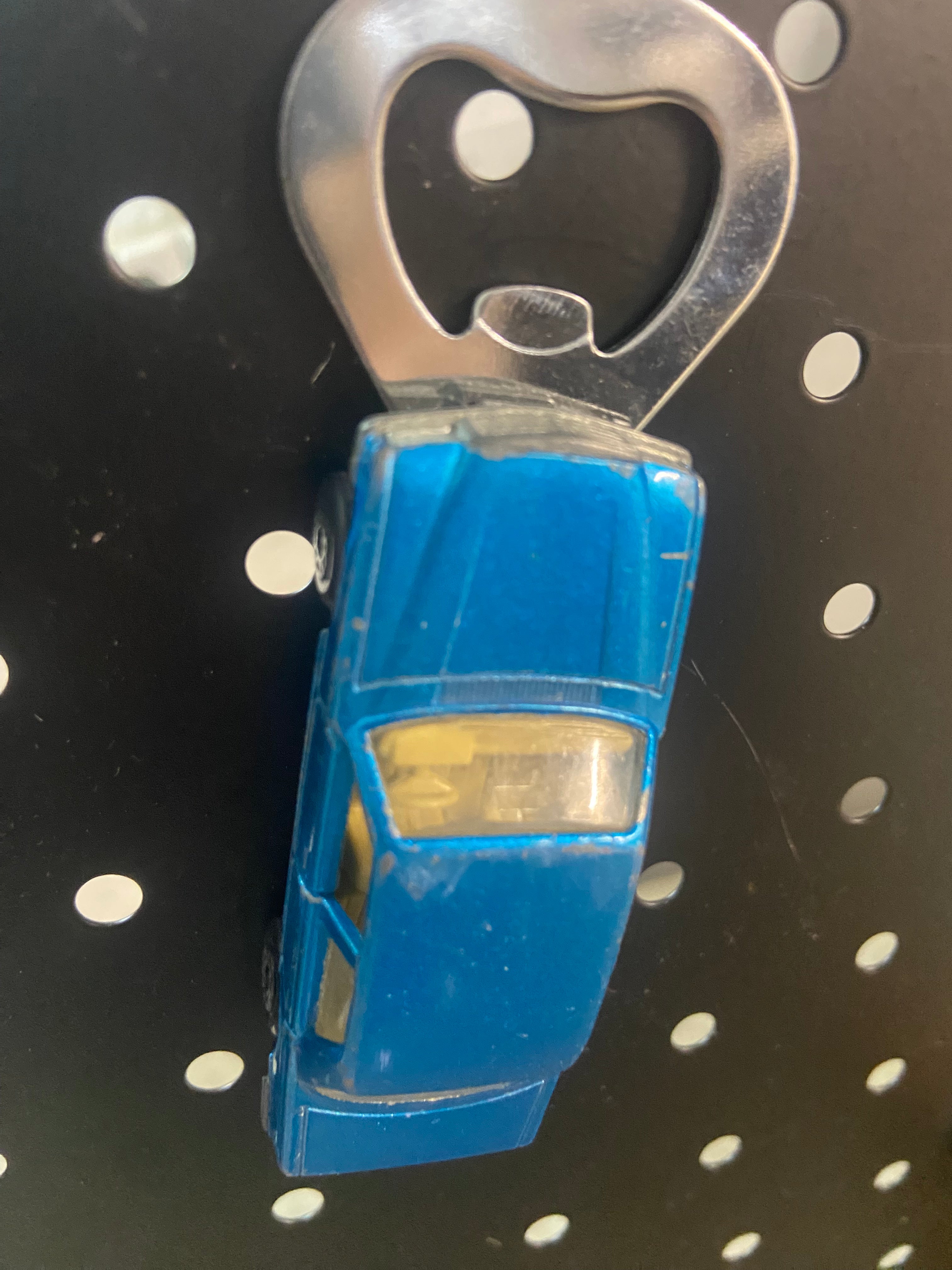 Flaschenöffner aus bespielten Spielzeugauto...Mercedes 450
