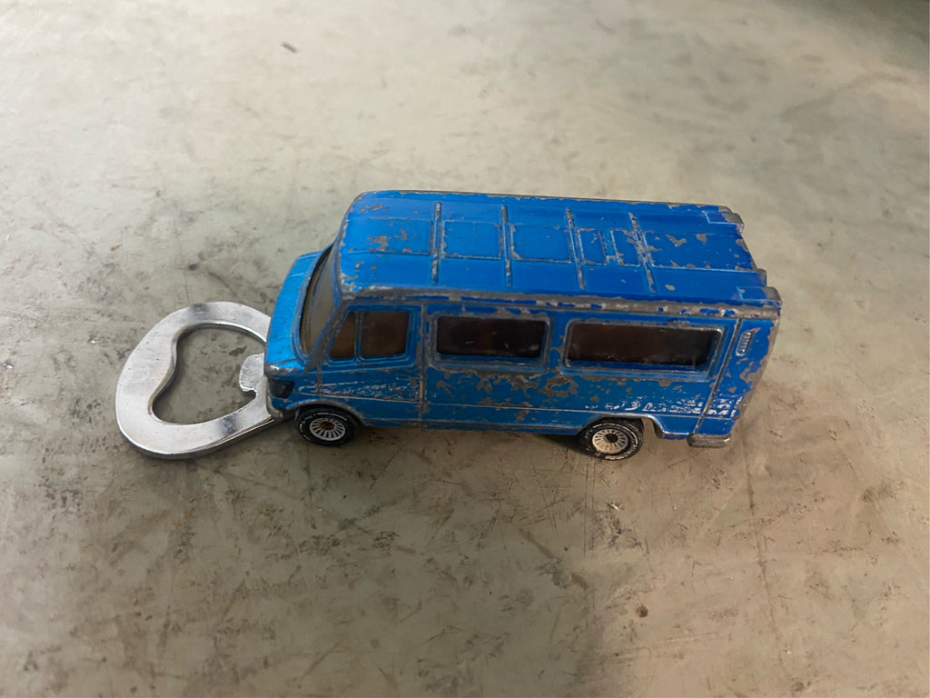 Flaschenöffner aus bespielten Spielzeugauto...Mercedes 208
