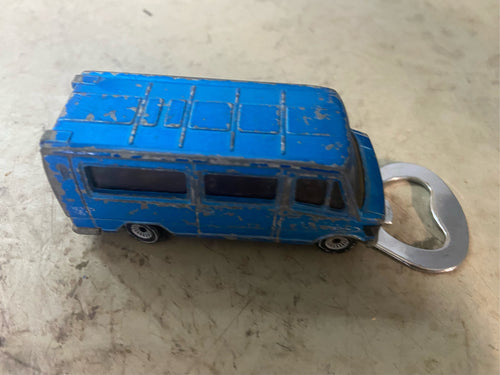 Flaschenöffner aus bespielten Spielzeugauto...Mercedes 208