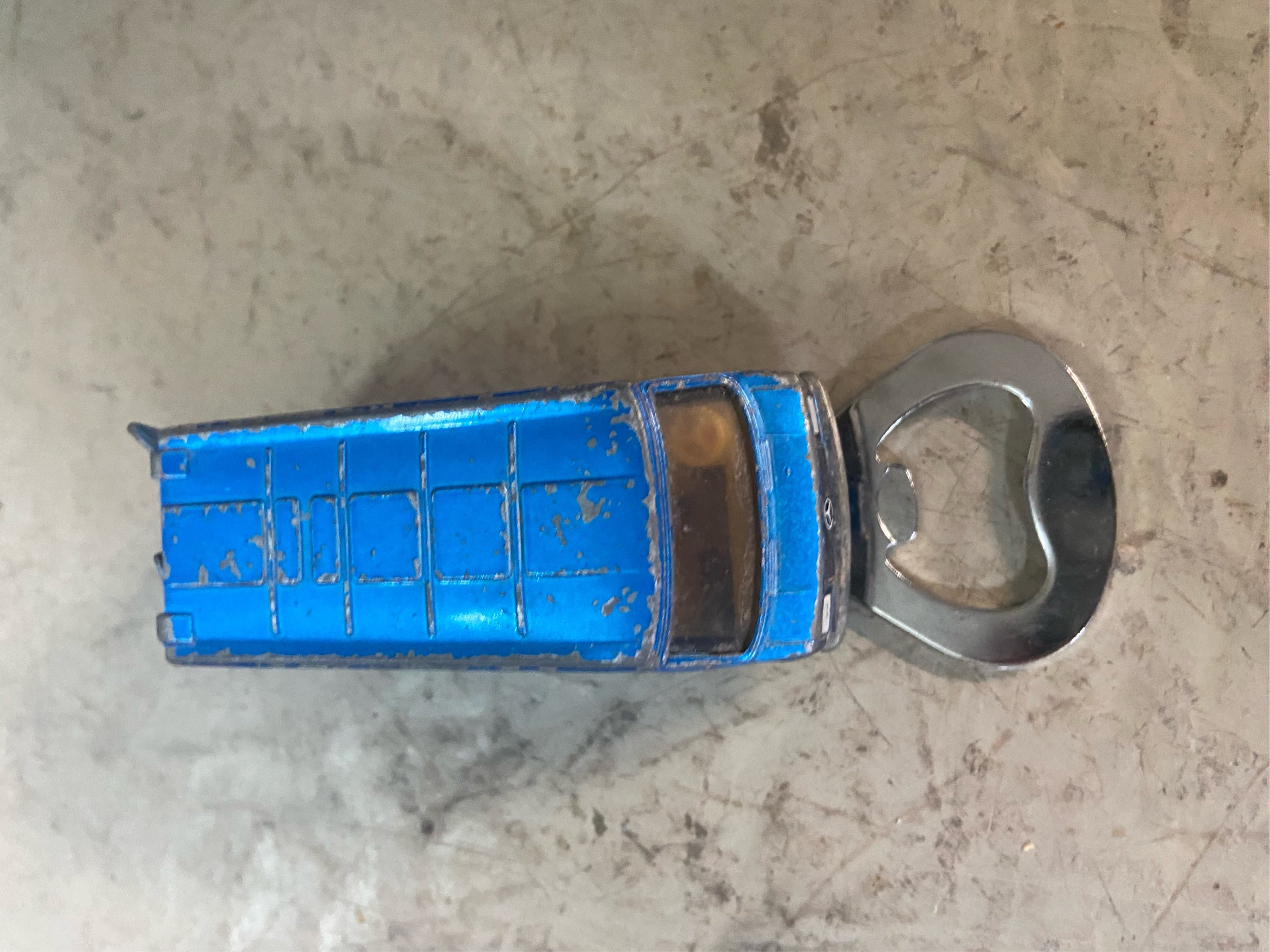 Flaschenöffner aus bespielten Spielzeugauto...Mercedes 208