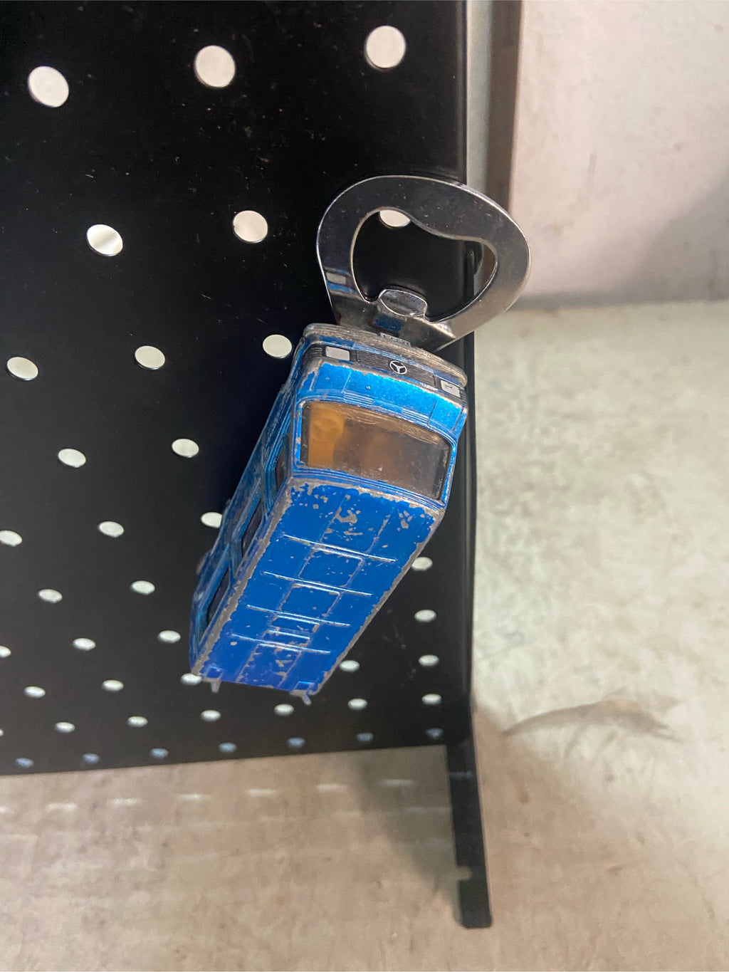 Flaschenöffner aus bespielten Spielzeugauto...Mercedes 208