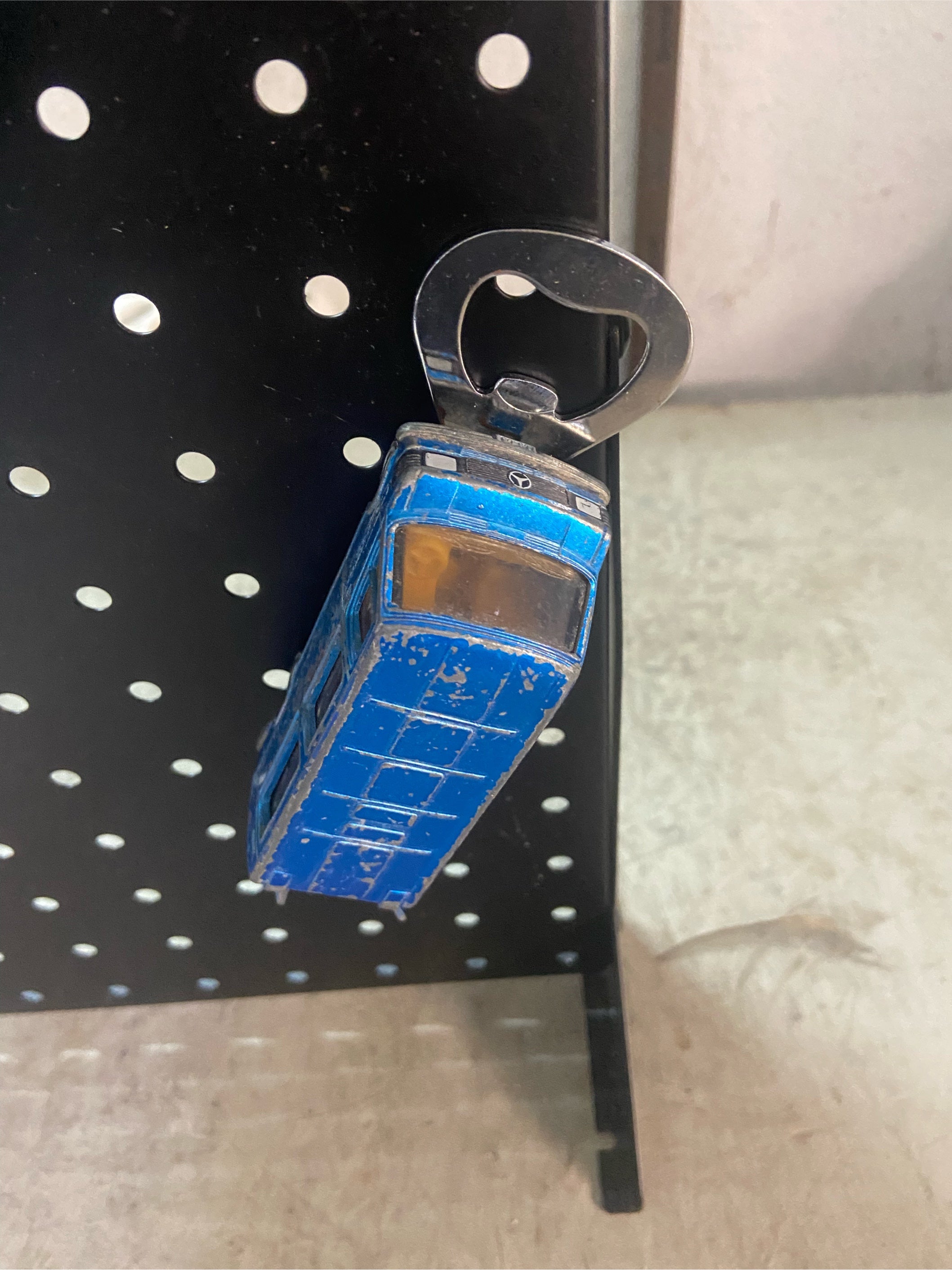 Flaschenöffner aus bespielten Spielzeugauto...Mercedes 208